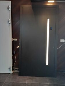 דלת כניסה עם תאורת לד