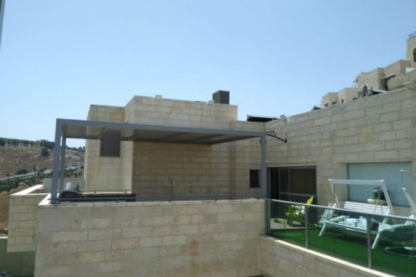 בניית פרגולה אלומיניום על מרפסת בניית פרגולה אלומיניום על מרפסת