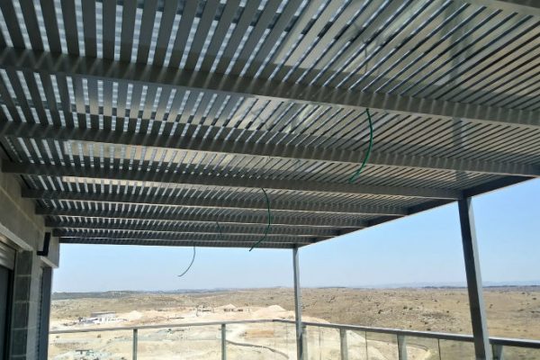 פרגולת אלומיניום עם סנטף בנוף מדברי פרגולת אלומיניום עם סנטף בנוף מדברי