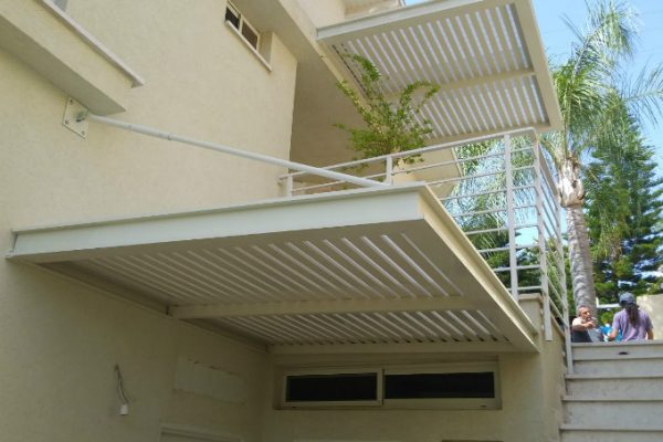 שתי פרגולות תלויות בכניסה לבית שתי פרגולות תלויות בכניסה לבית